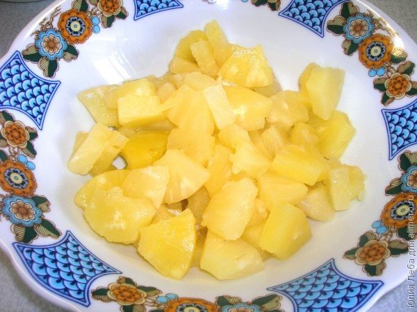 Салат с ананасами